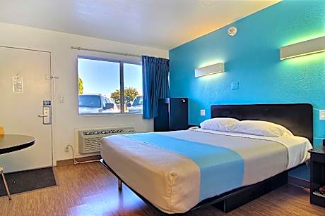 1 Queen Bed | Mobil Access Tub Nsmk Micfridg