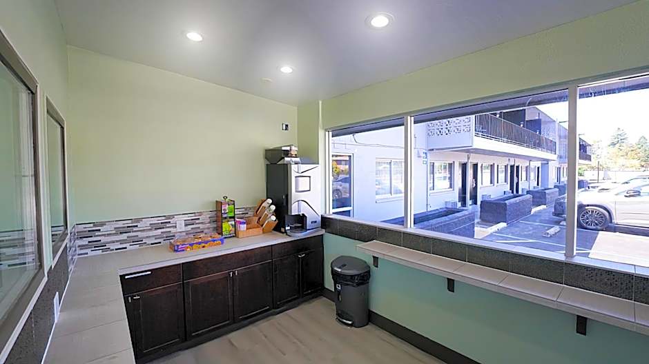 SeaSide Inn & Suites