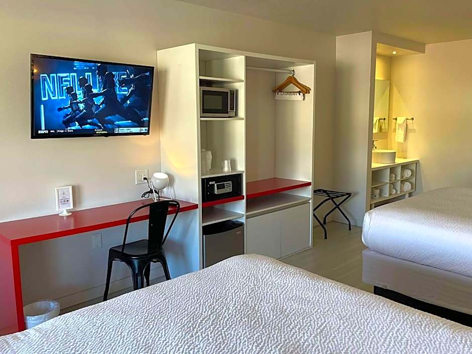 Newly Room in cozy hotel with Super location to the Parks