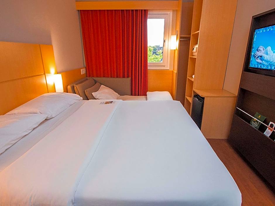 Photo 1 of 5 of 1 Double Bed and 1 Twin Bed