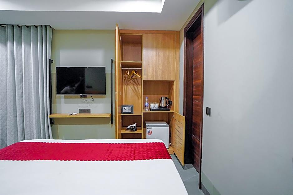 Saltstayz Select - Golf Course Road & Sector 57