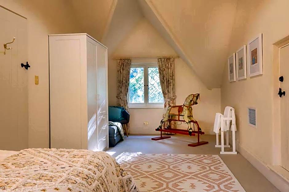 FROGWELL HOLLOW immerse into an idyllic fairytale