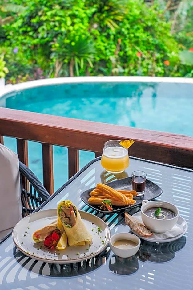 Giriwood Hotel & Villa