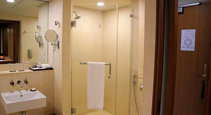 Radisson Blu Dhaka Water Garden