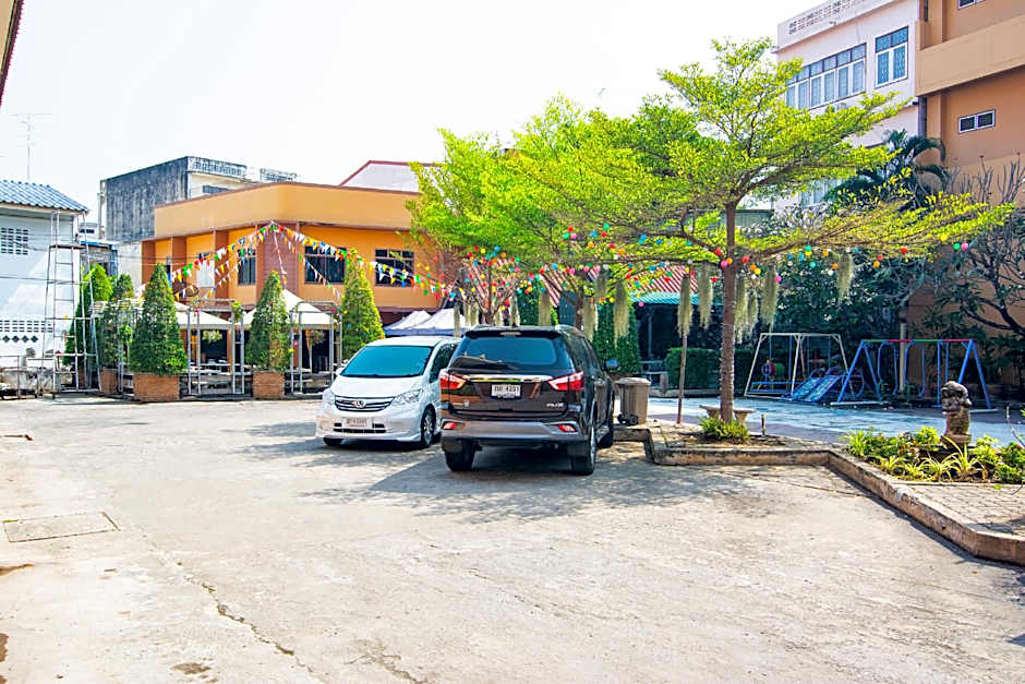 OYO 534 Phasuk Hotel