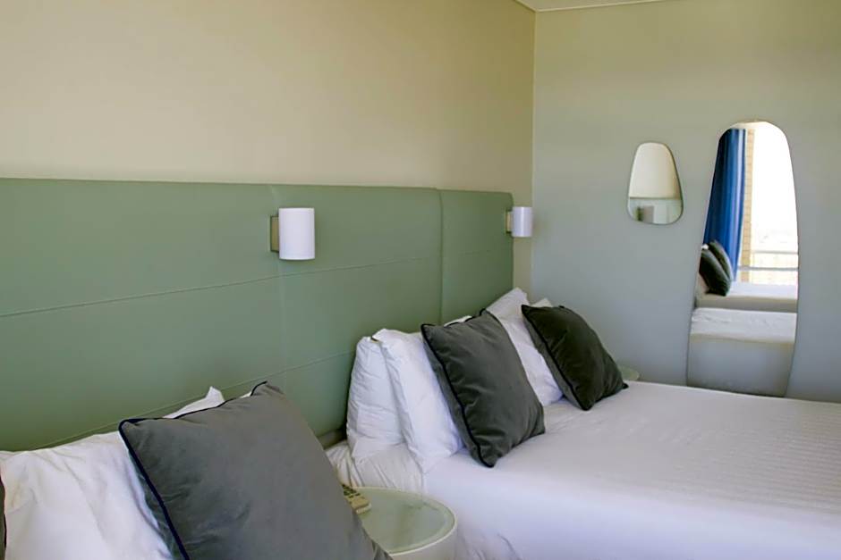 Rydges Gladstone Hotel