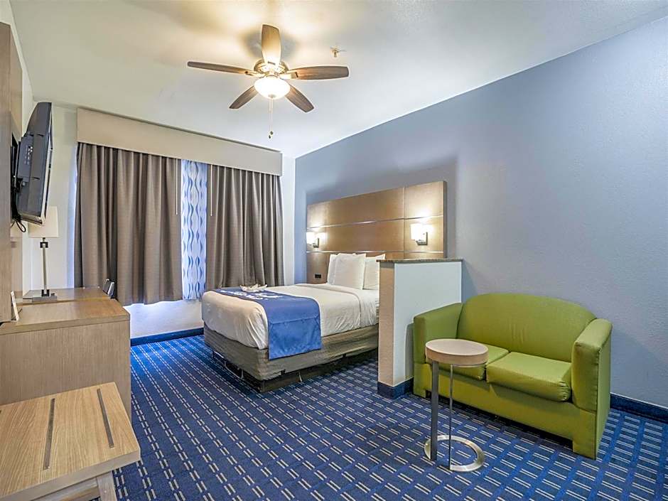 Days Inn & Suites by Wyndham Webster NASA-ClearLake-Houston