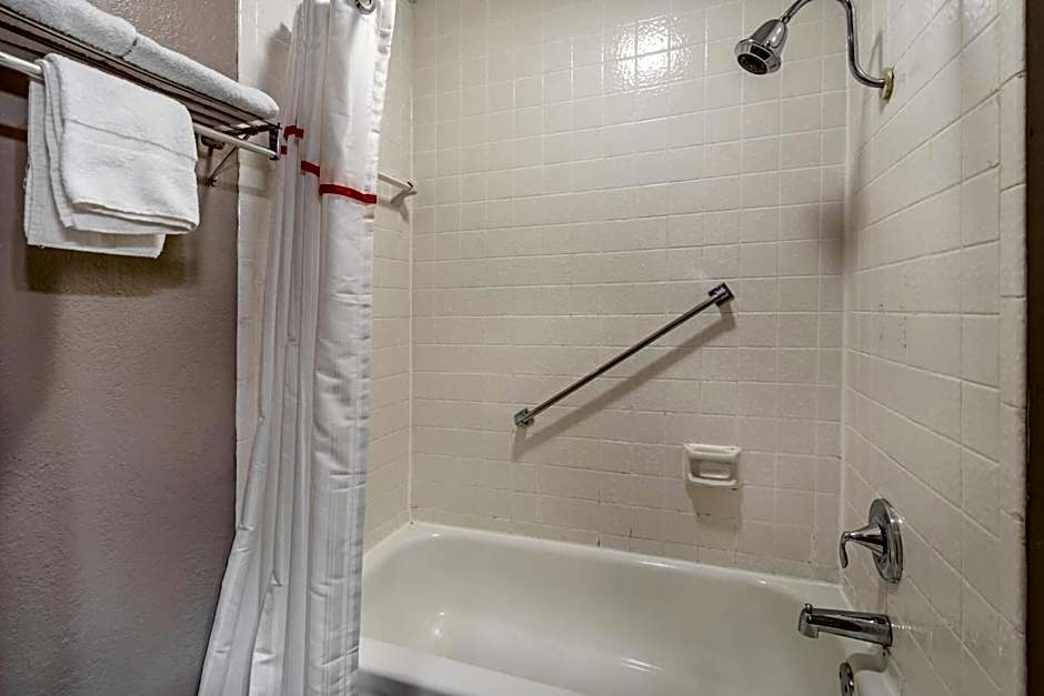 Red Roof Inn & Suites Sulphur Springs
