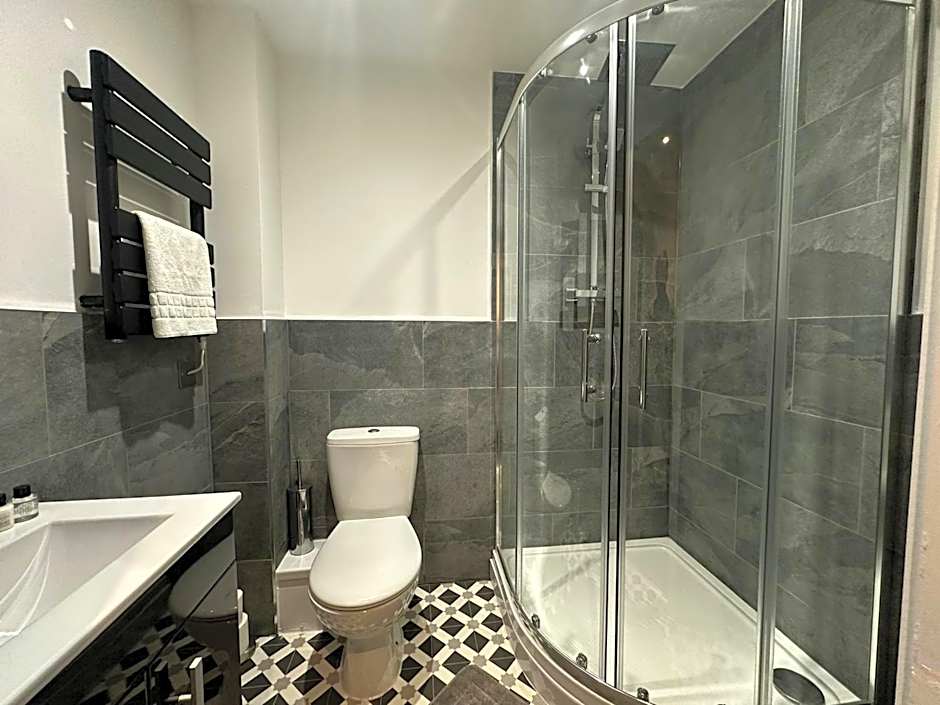 Adam Court Apartments - PE1 - Contractor Friendly - Choice of Studios or 1 Bed Apartments - Free Parking - Sofa Beds - Sky TV - Full Kitchen - Washer Dryer - WiFi