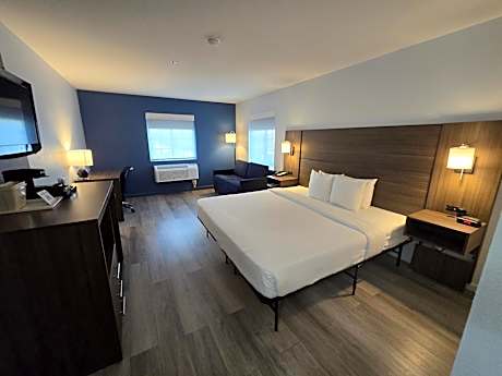 King Bed with Sofa Bed - Non-Smoking