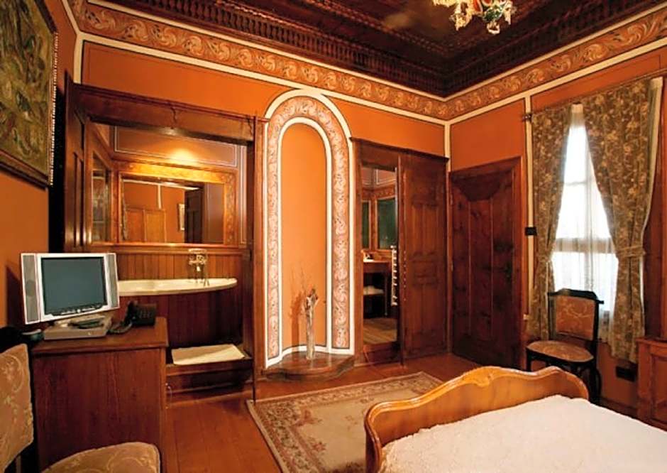 Old Legends Hotel