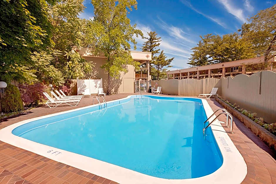 Super 8 by Wyndham Traverse City