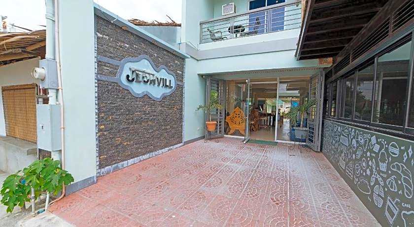 RedDoorz @ Old Buswang Road