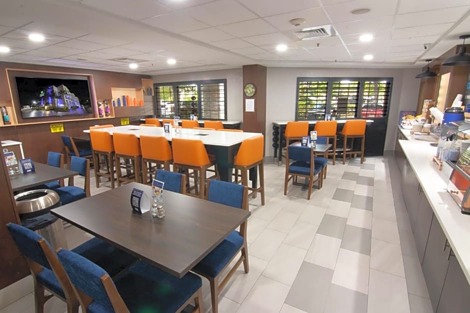 Holiday Inn Express and Suites Fort Lauderdale Airport West By IHG