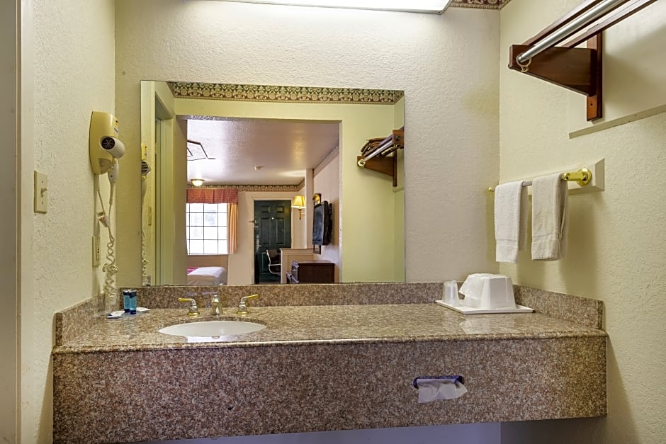 Three Rivers Executive Inn & Suites By OYO