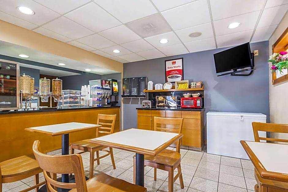 Econo Lodge Inn & Suites I-35 At Shawnee Mission