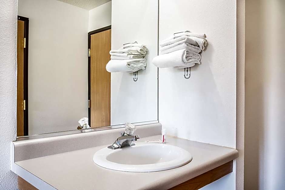 Super 8 by Wyndham Phillips