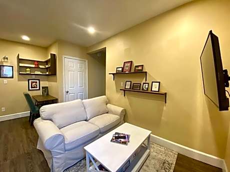 Large Townhouse, Lower Floor with AC, City Center