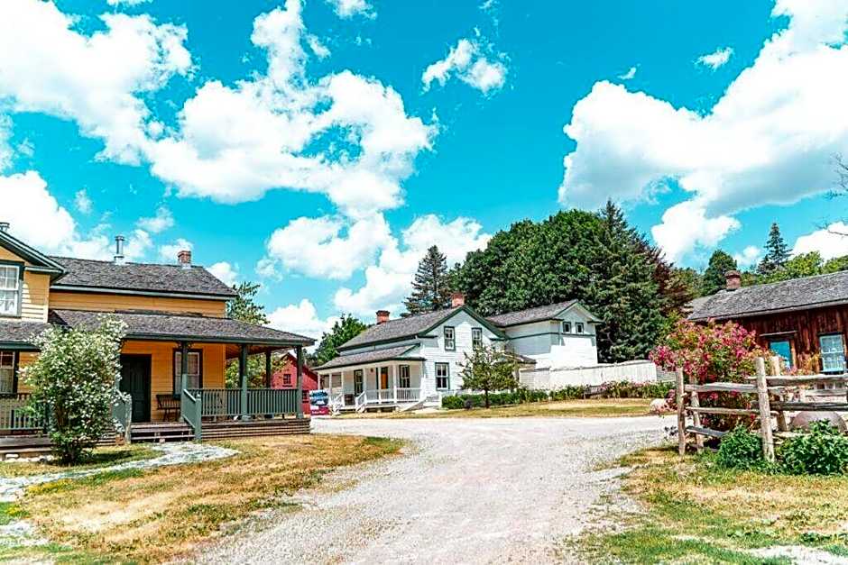 Stylish 2BR: w/free parking & streaming!