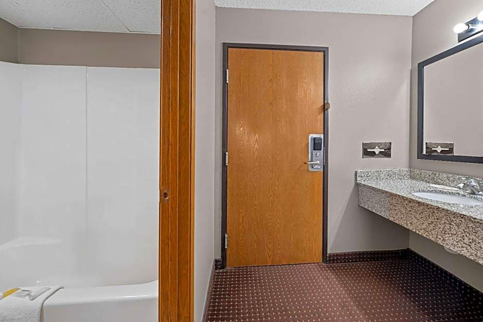 Super 8 by Wyndham Waverly