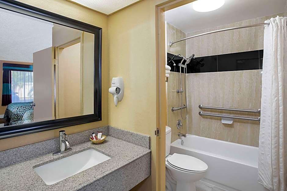 Days Inn by Wyndham Sarasota Bay