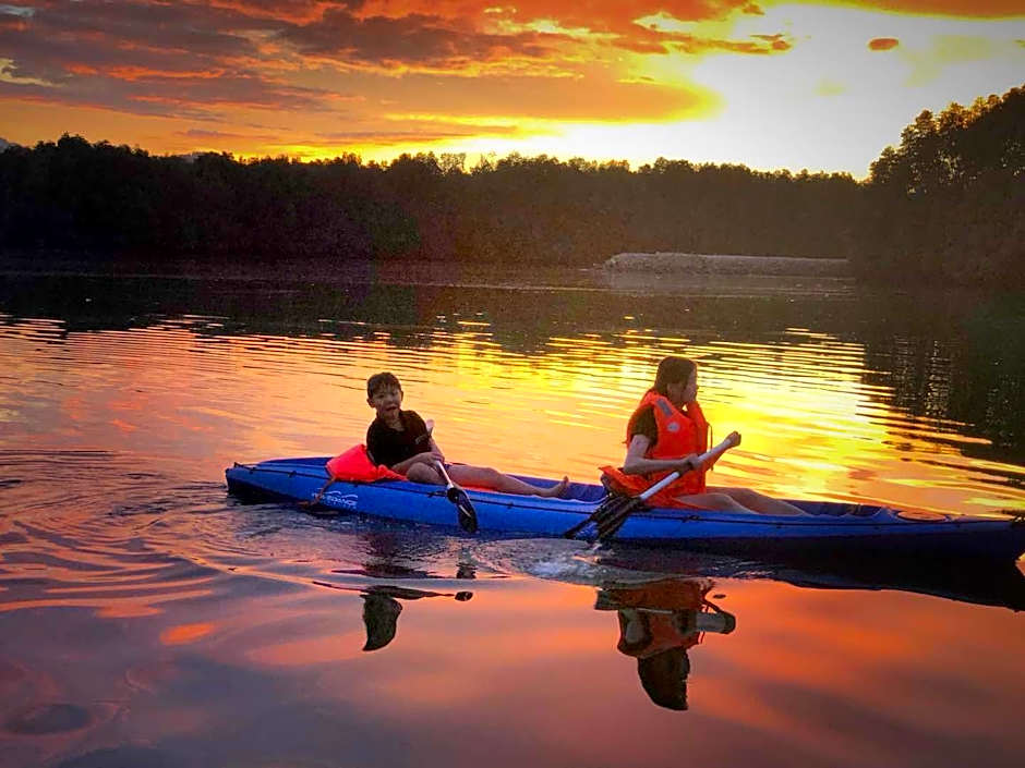 Gayang friendly water house homestay