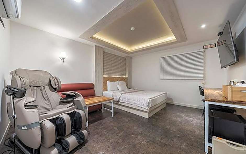 Photo 1 of 6 of Suite
