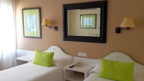 Basic triple room 2/3 beds with balcony