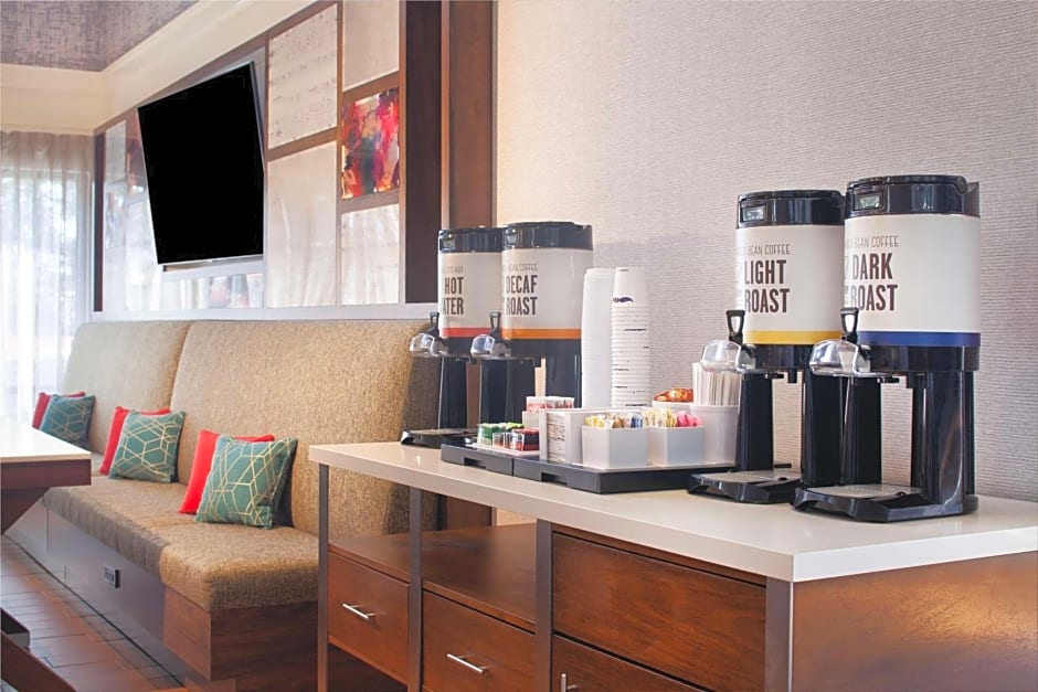 Hampton Inn By Hilton And Suites Atlanta Airport