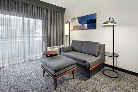 Room, 1 King Bed (Mobility/Hearing Access, Roll-In Shwr) (1 King Bed)