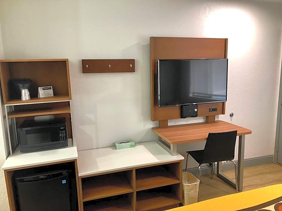 Super 8 by Wyndham Fort Bragg