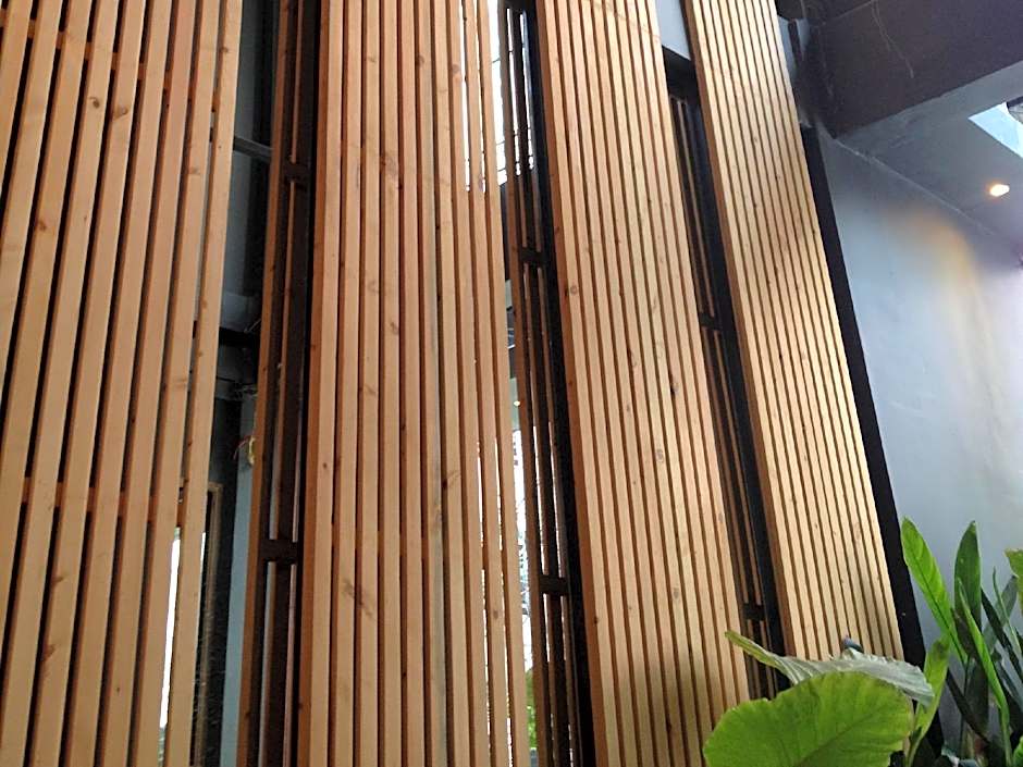 5ive Beach House Hotel