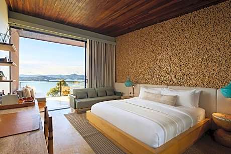 Junior King Suite with Sofa Bed and Balcony - Lake View