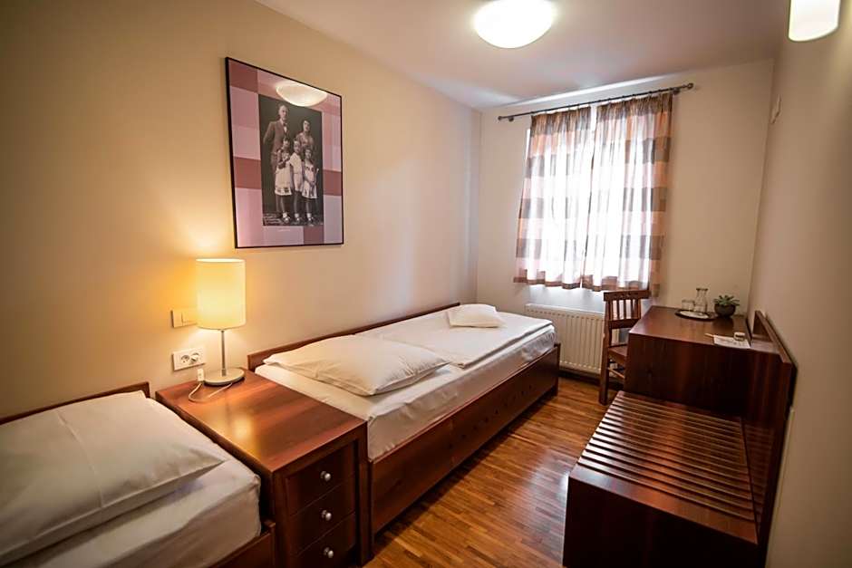 Hotel Dvor Jezersek Brnik