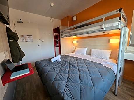 Standard Room - 1 Double Bed 1 Single Bed Shared Bathroom