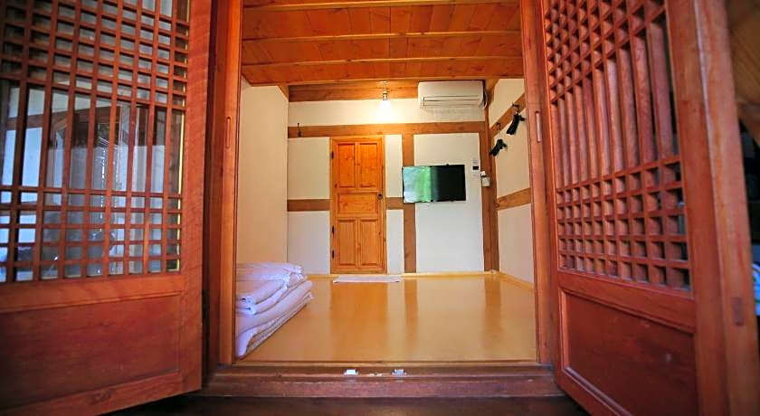 Gaeunchae Hanok Guesthouse Jeonju 2 (Korea Quality)