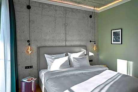 Premium Comfort, Guest room, 1 King, Courtyard view