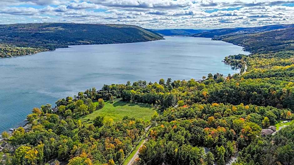 Canandaigua Lake Retreat with view and private beach access, foliage, hike, and Ski