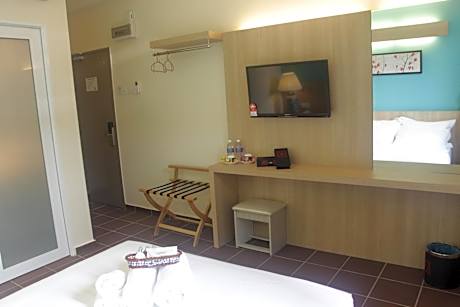 Deluxe Queen Room without Window