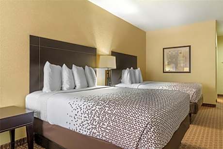 2 Queen Beds Non-Smoking Microwave And Refrigerator Wi-Fi Full Breakfast