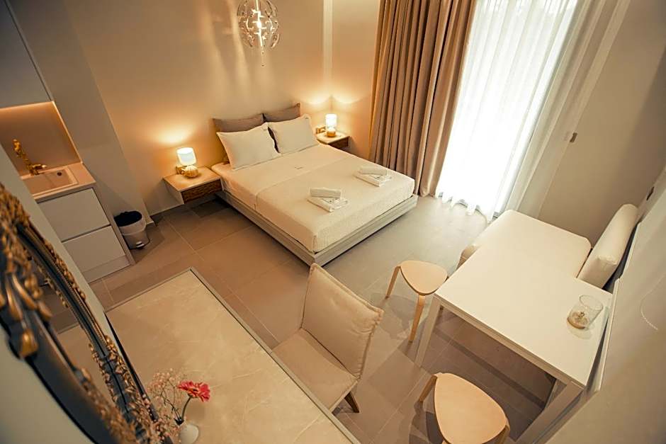 IO Luxury Pool & Hot Tub Suites