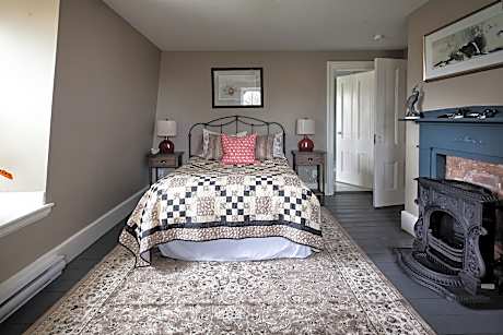 Landry-Suite-Standard-Ensuite with Bath-Countryside view