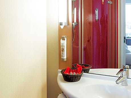 Premium Room with city view and a double Sweet bed by ibis