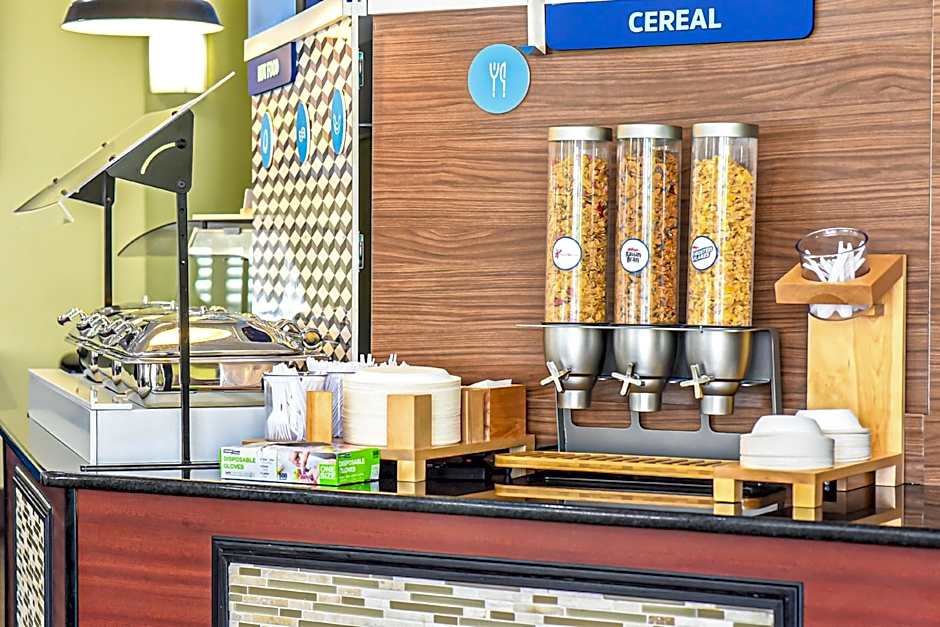 Holiday Inn Express & Suites Cocoa by IHG