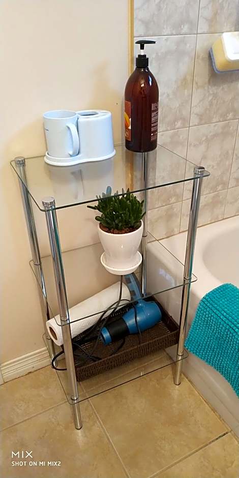 Helen's House / Close to Skytrain and Airport