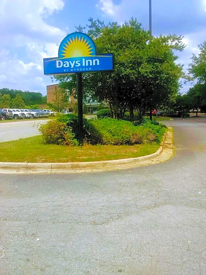 Days Inn by Wyndham Macon I-75 North