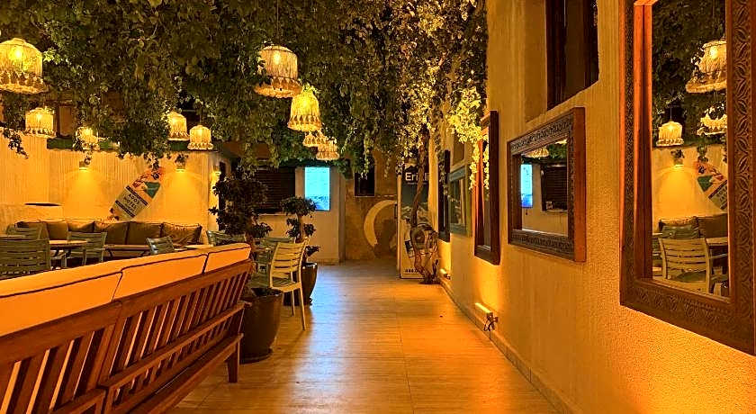 Ados Hotel