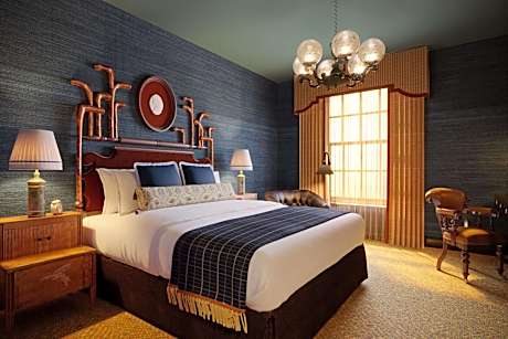 Graduate King Room with Bath Tub - Mobility Accessible