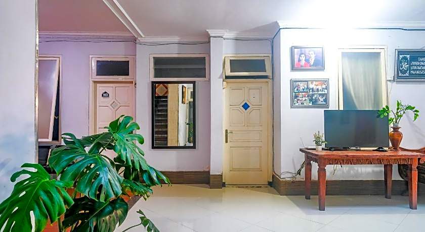 RedDoorz near Batik Tulis Celaket 2