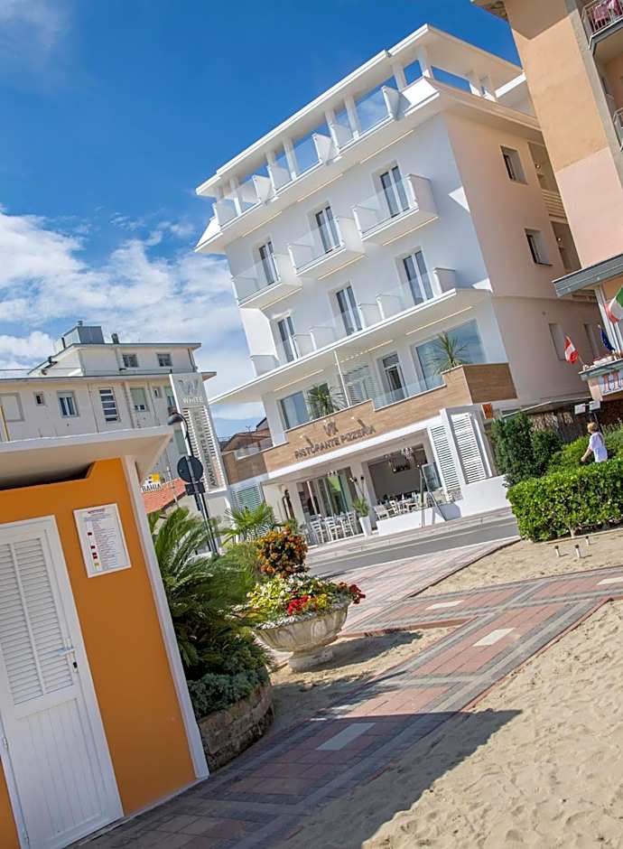 White Suite & Apartments